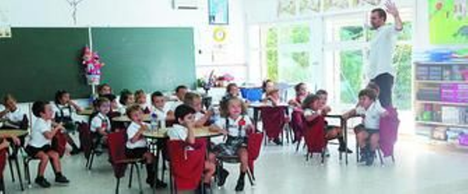Un profesor de una clase de Infantil en el colegio Compañía de María comienza su actividad docente.