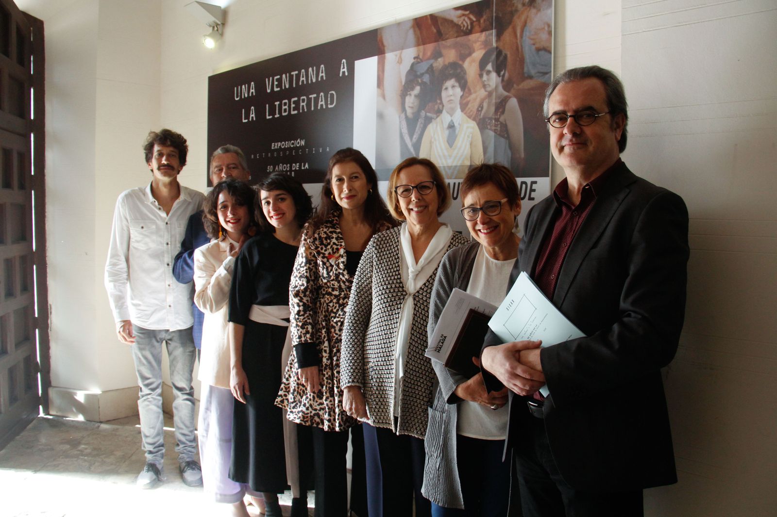 Foto de familia en la inauguración de la muestra.