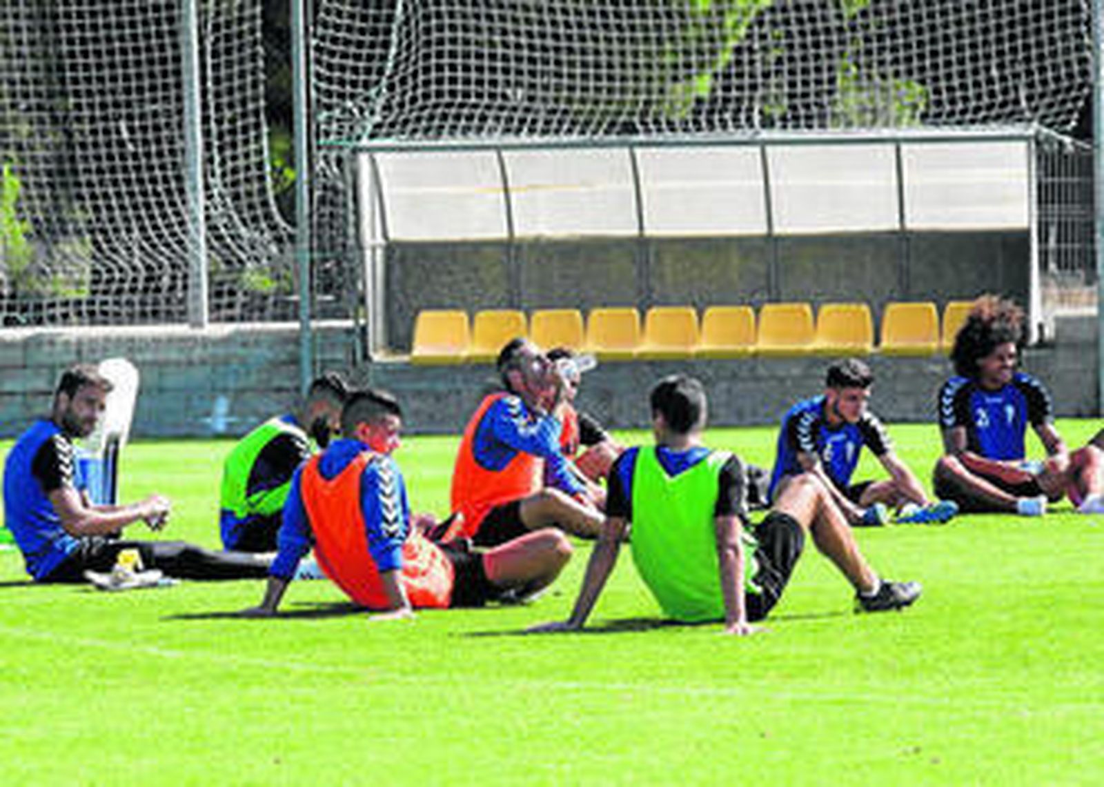 Los jugadores del Cádiz se toman un respiro durante un entrenamiento.
