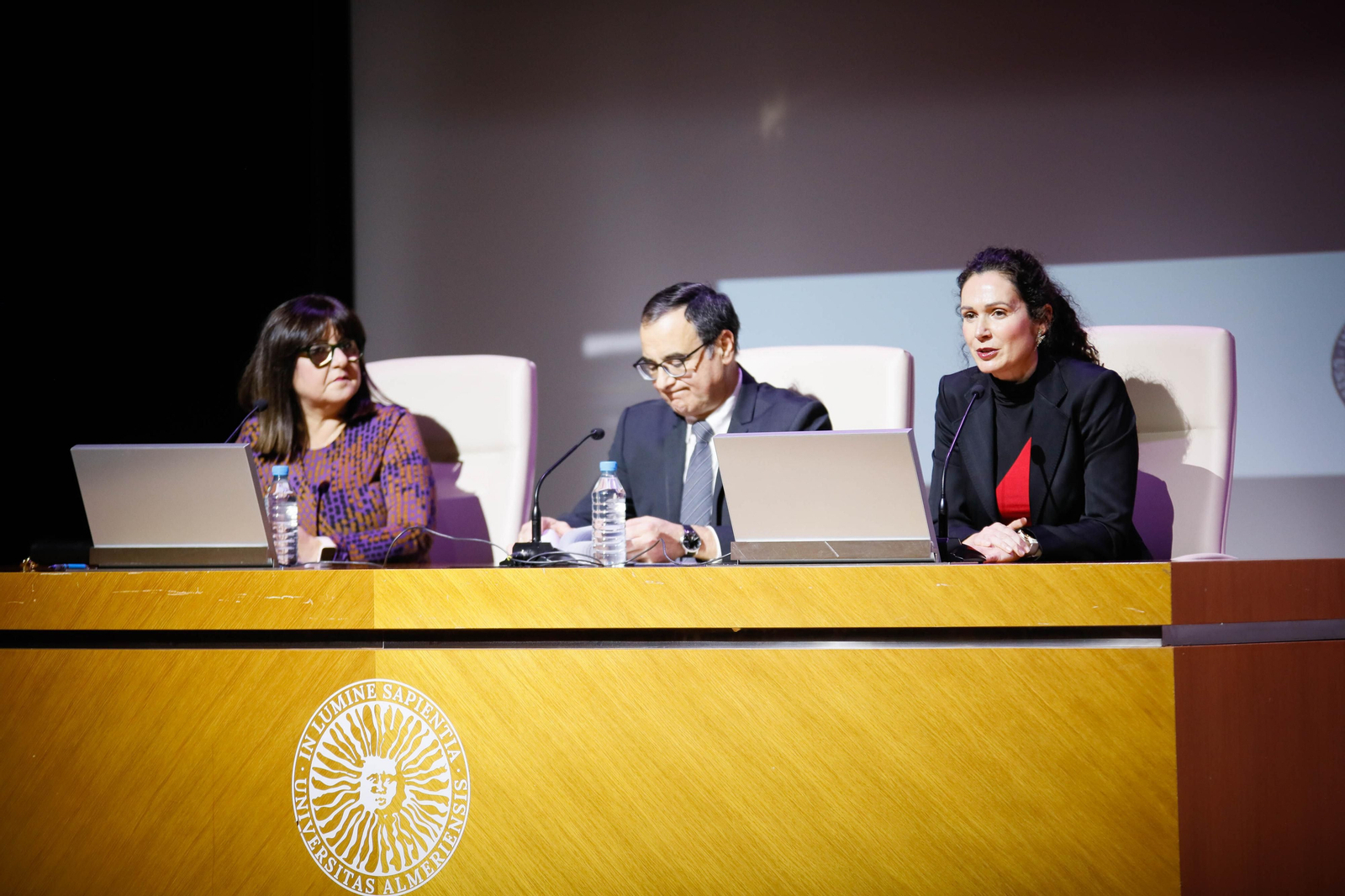 Imágenes del acto de reconocimiento a antiguos alumnos y amigos de honor en la UAL