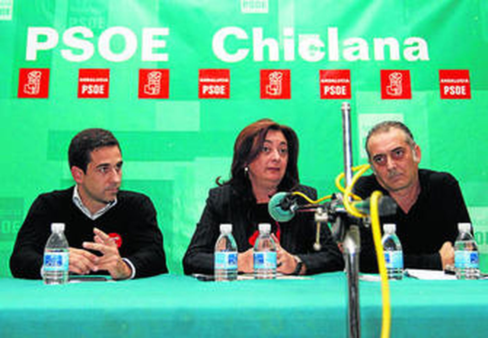 Moreno, anoche con el número ocho de la lista provincial del PSOE al Congreso, José Vera (izq.), y Joaquín Páez.
