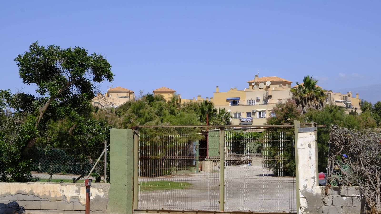Los inmuebles están próximos a un campo de golf.