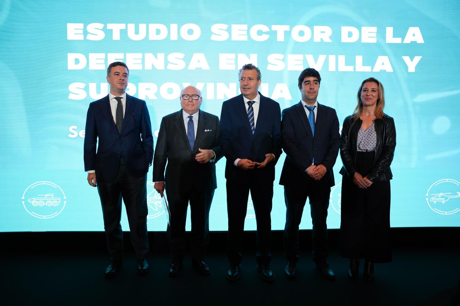 Autoridades y representantes del sector defensa durante la presentación del estudio en Sevilla.