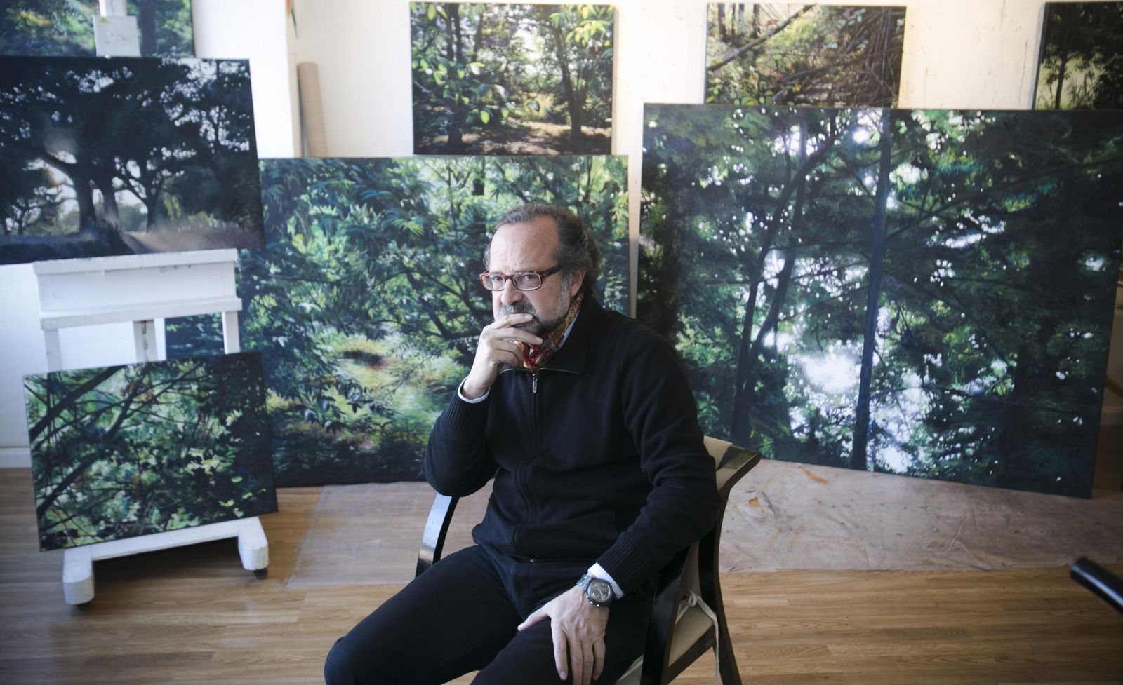 El pintor Javier Buzón, rodeado de su obra.