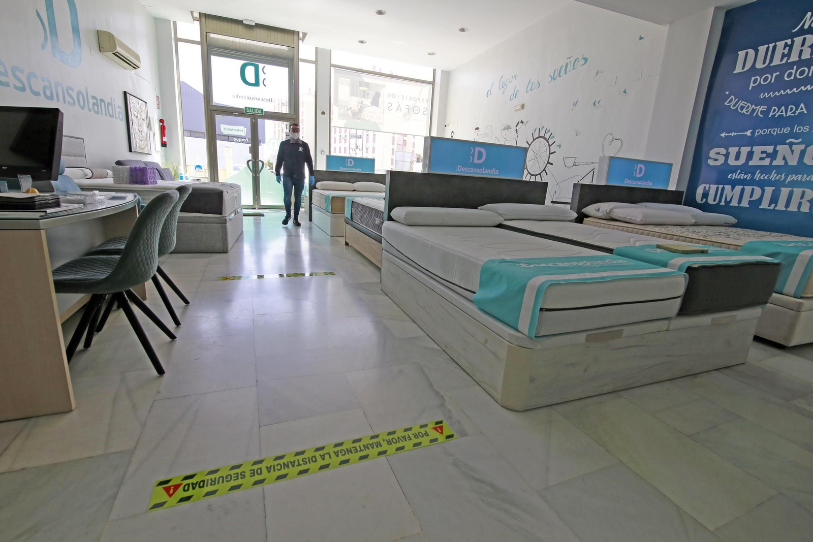 Una señal que marca la distancia de seguridad para clientes en un establecimiento de la ciudad.