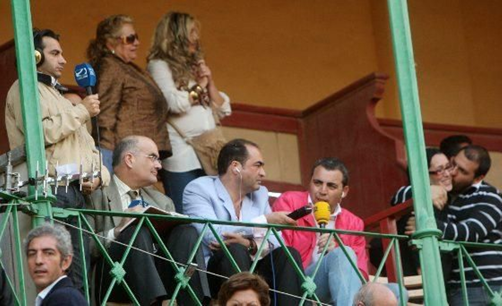 Desde el palco, los medios de comunicación dan fe a diario de lo que sucede en las corridas de feria. Onda Jerez Radio y Radio Jerez, en la foto, retransmiten las corridas en directo. 

Foto: Juan Carlos Toro