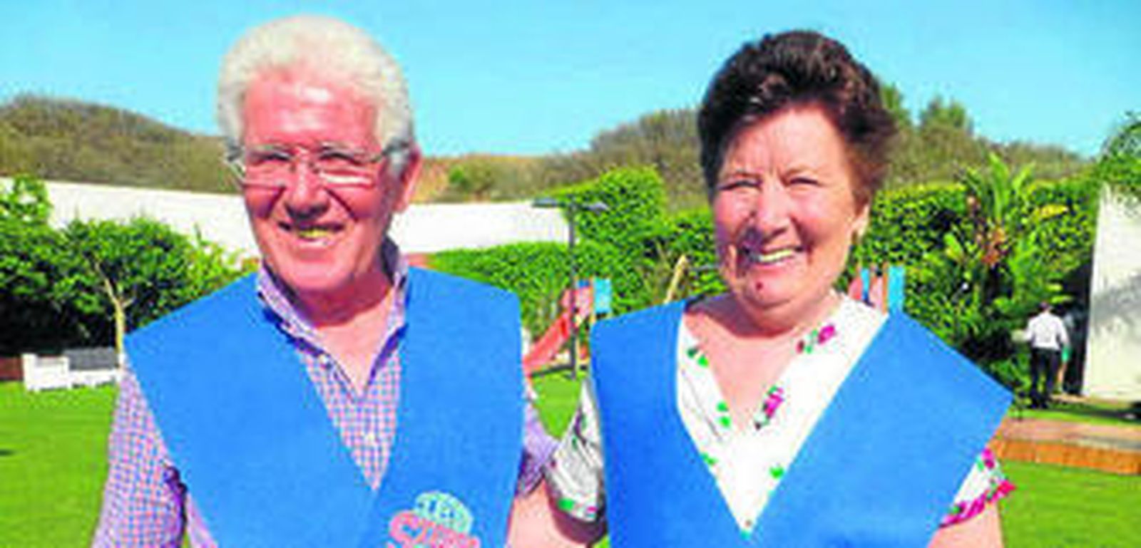 Rafael y Victoria, con las bandas del instituto.