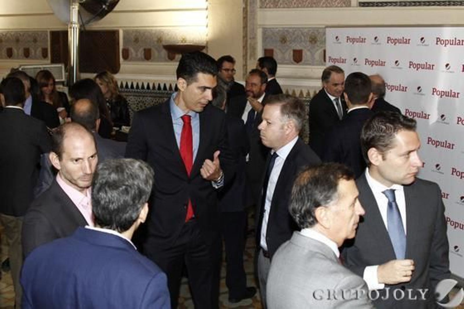 Los invitados conversan entre ellos en los instantes previos al inicio del III Foro Pyme Granada.

Foto: Alex Camara