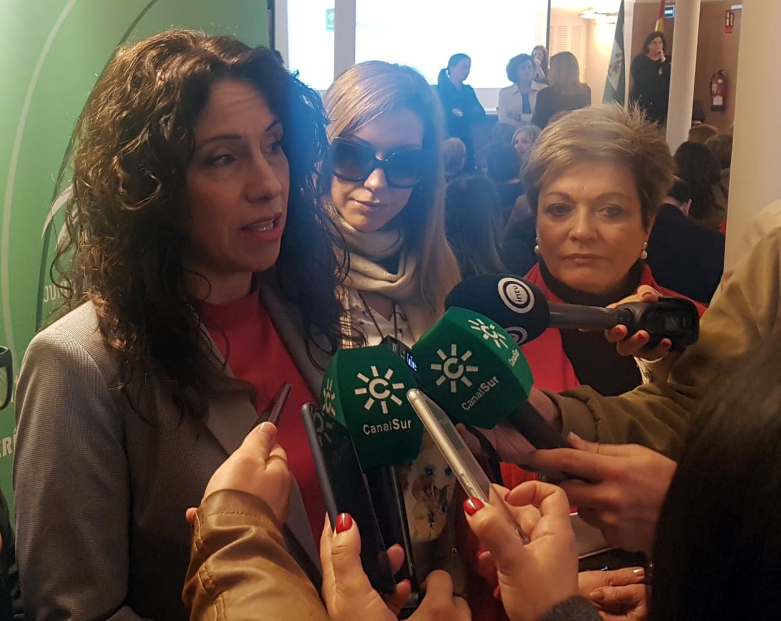 La consejera de Igualdad, junto a la Directora General de Discapacidad y la coordinadora del IAM
