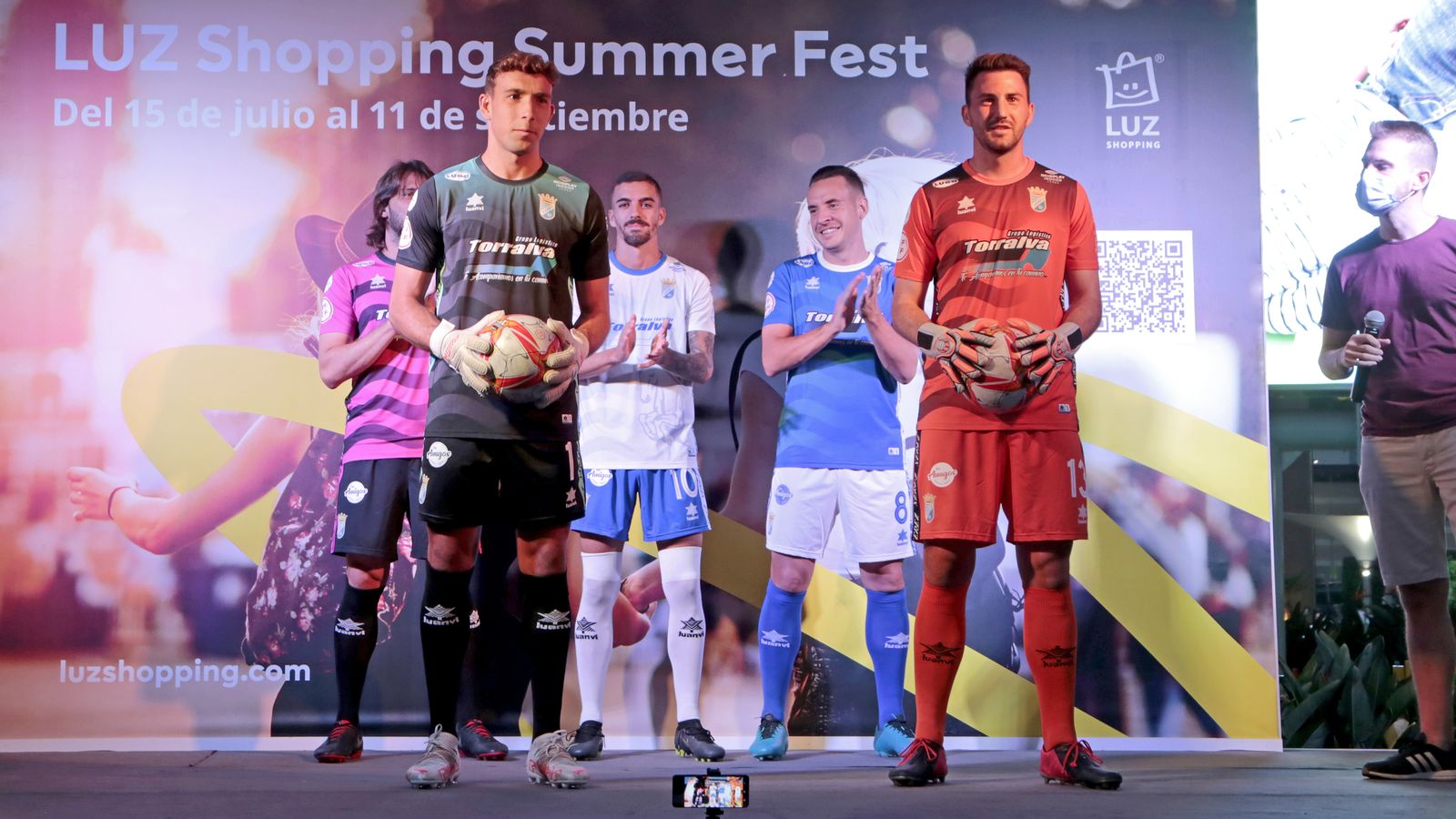 Imágenes de la presentación de las nuevas camisetas del Xerez CD en Luz Shopping