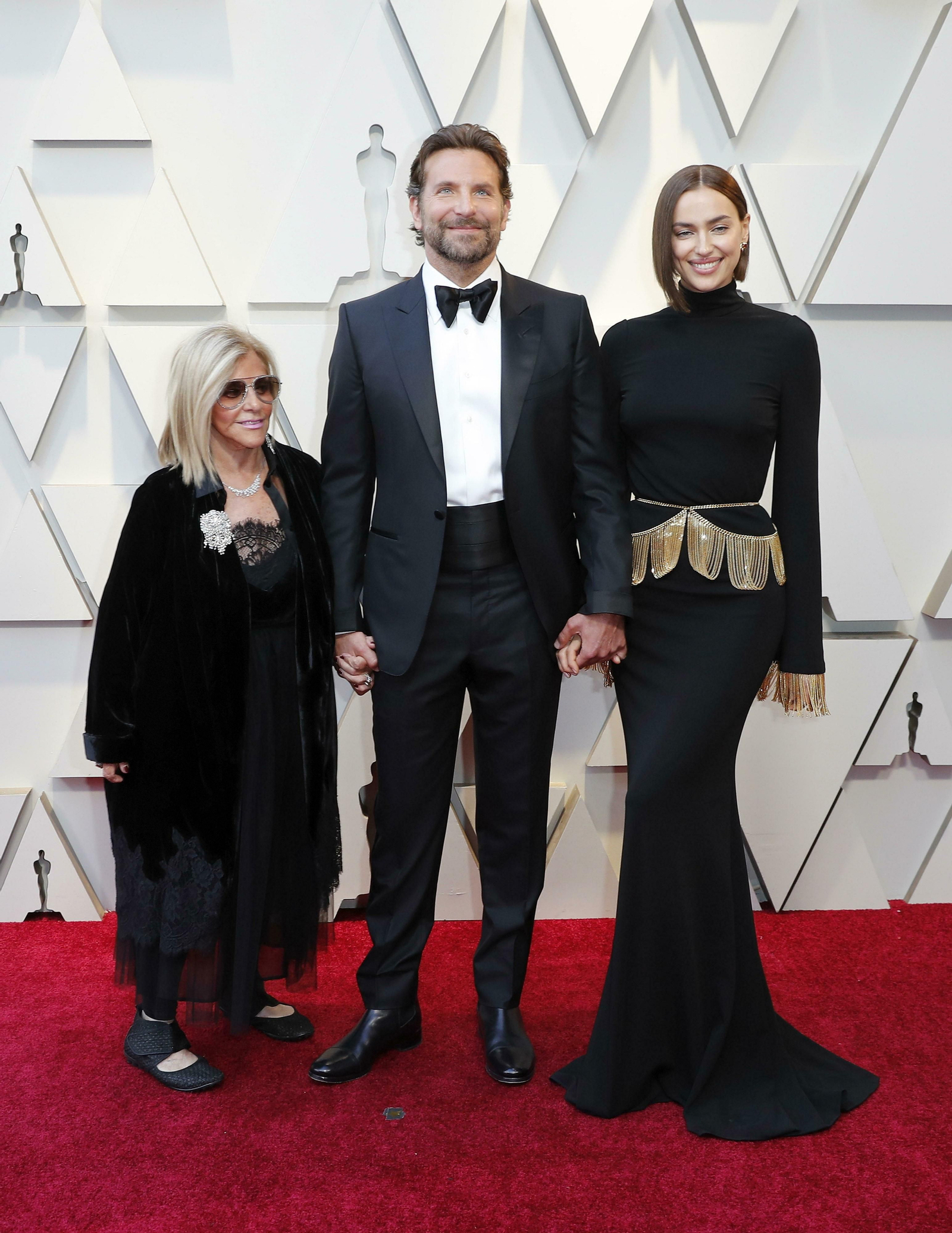 Bradley Cooper con traje de Tom Ford, Irina Shayk de Burberry y Gloria Campano, la madre del actor