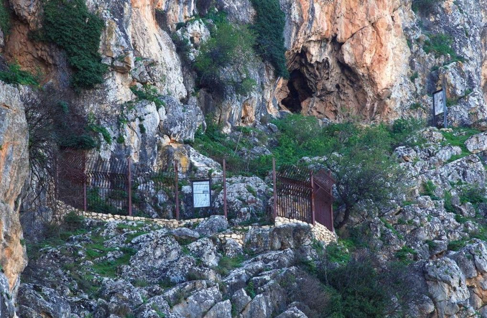 El terreno para llegar a la cueva es bastantes escarpado, por lo que se recomienda utilizar calzado de montaña.