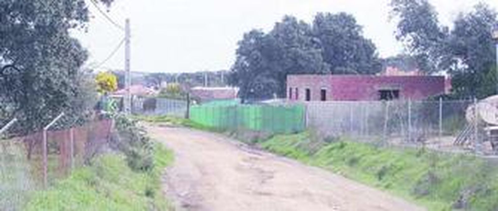 Parcelas en construcción en la urbanización Las Minas de Castilblanco de los Arroyos.