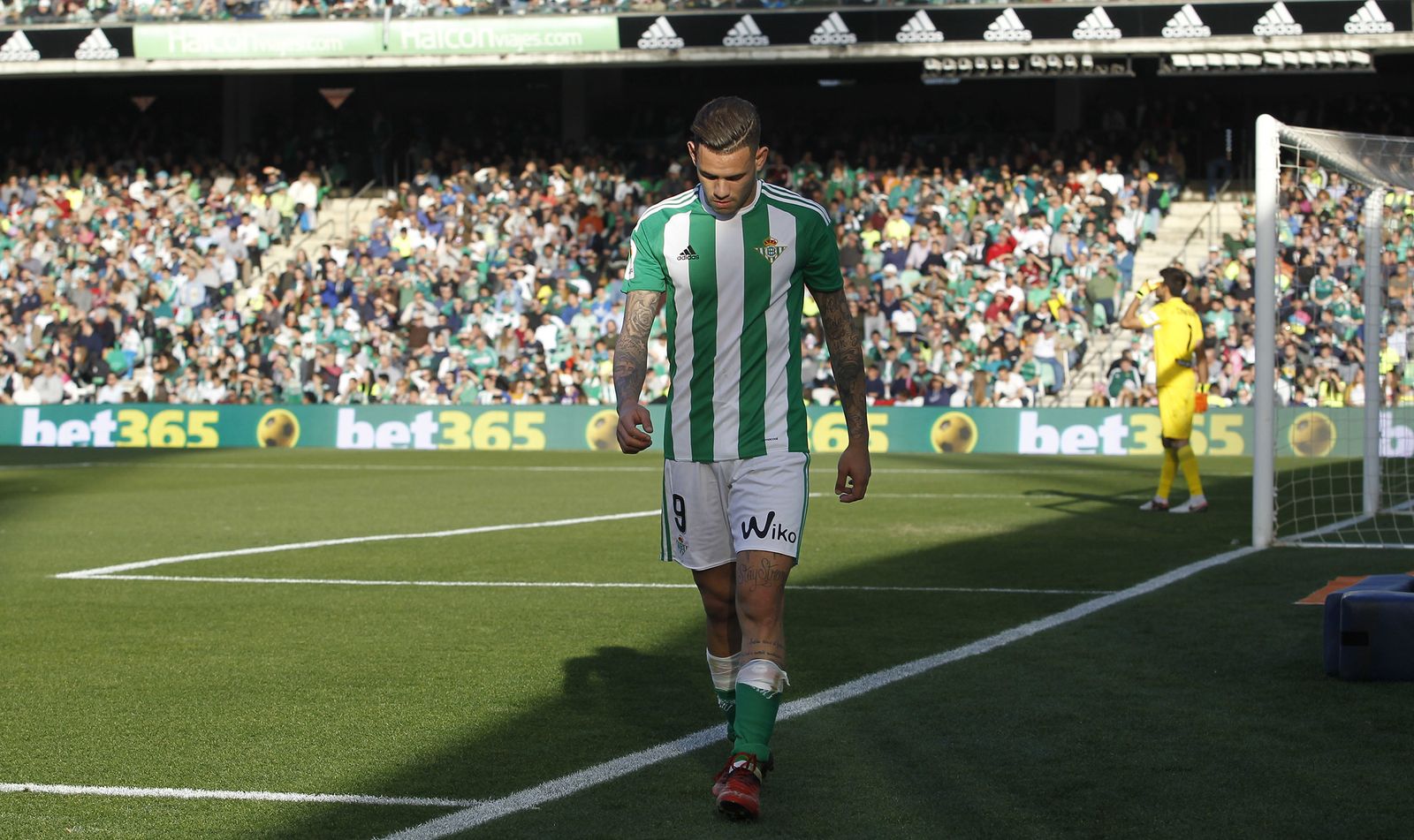 Sanabria abandona el terreno de juego tras lesionarse.