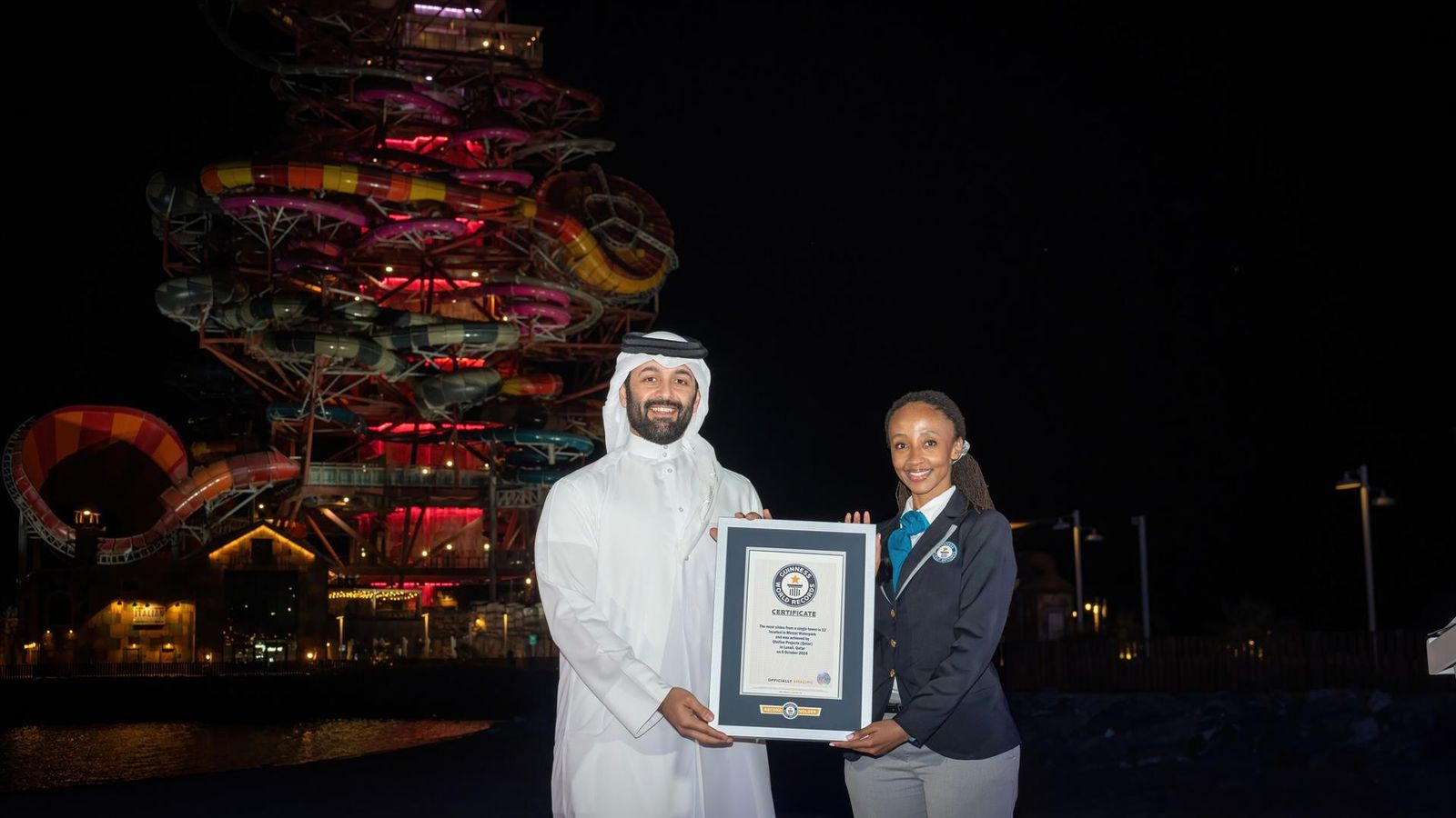 H.E Sheikh Nasser bin Abdulrahman Al-Thani recibe la placa por los dos Guinness World Records™