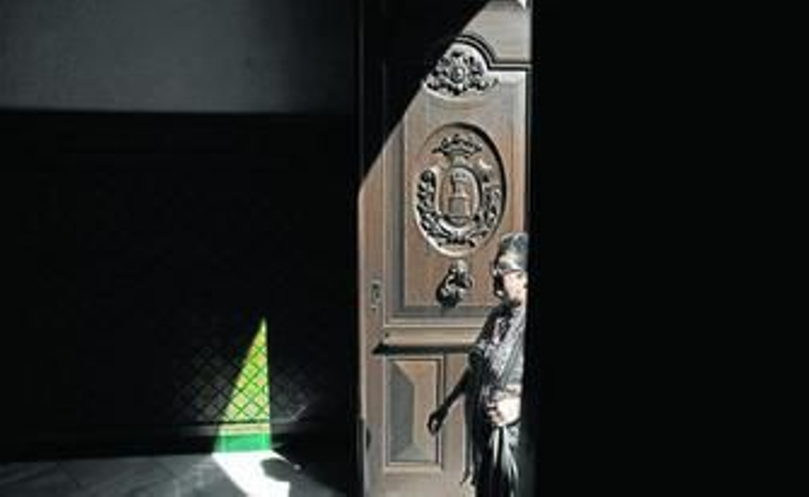 El escudo ha ido evolucionando hasta nuestros días. En la imagen tomada ayer, uno de los de las puertas del Ayuntamiento.