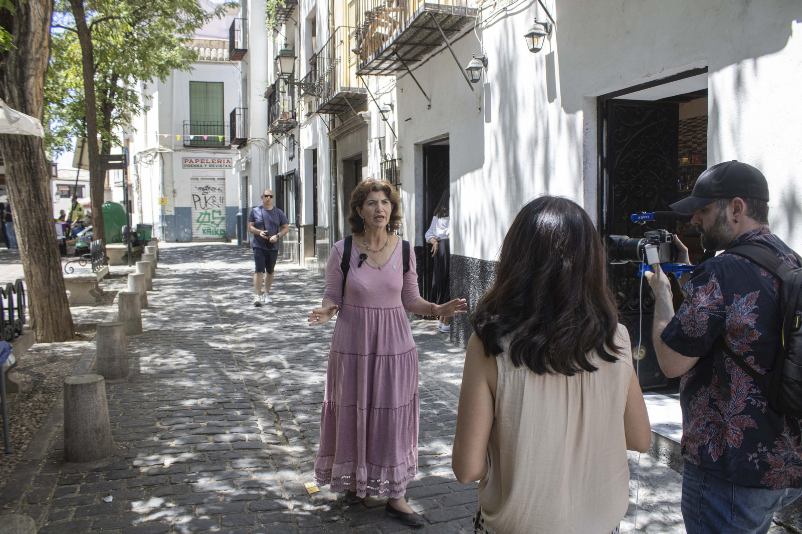 El paseo con Elisa Cabrerizo, candidata de Podemos-AV a la Alcaldía de Granada, en imágenes