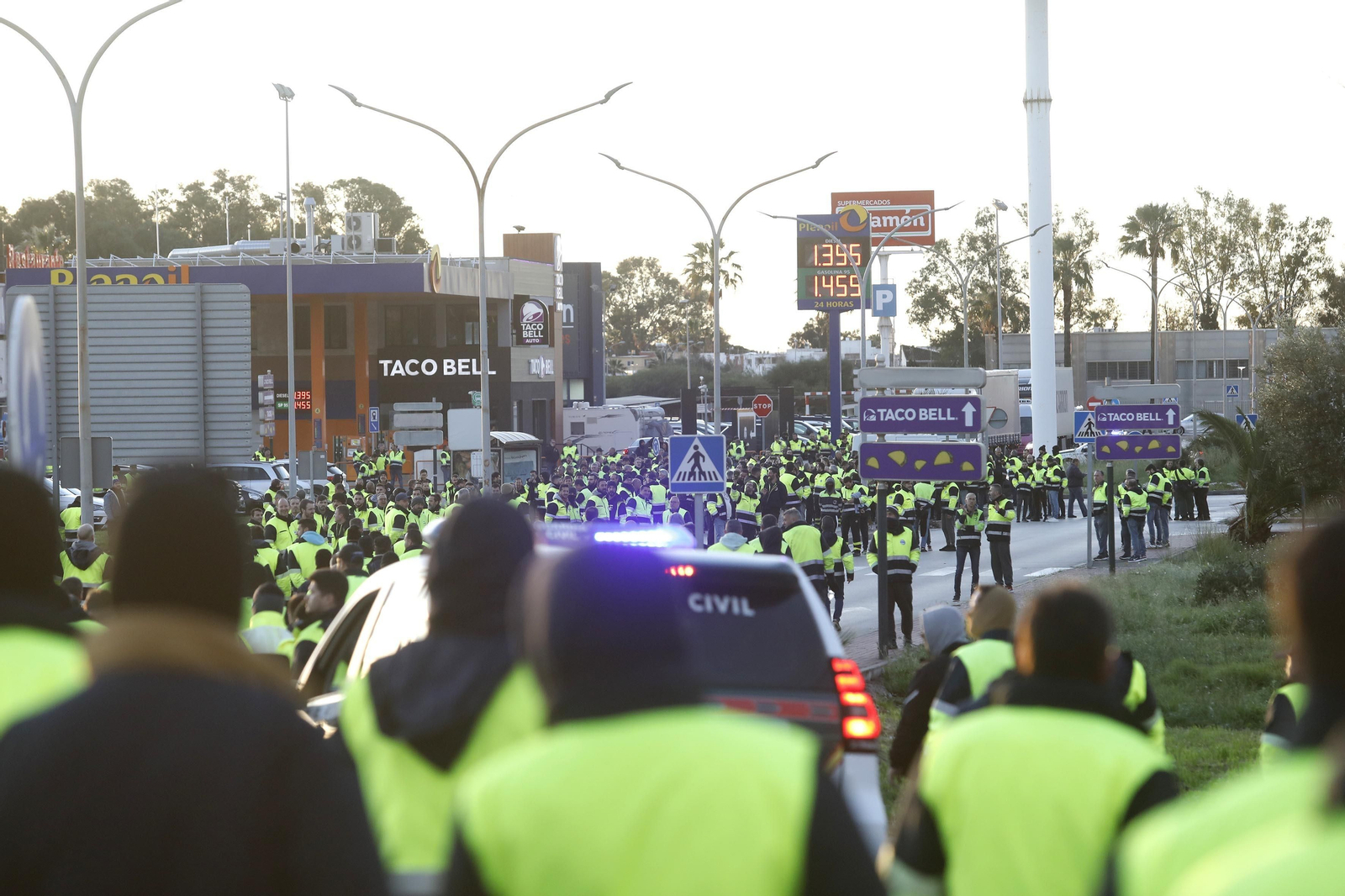 Imágenes del corte de la A7 por los trabajadores de Acerinox en huelga