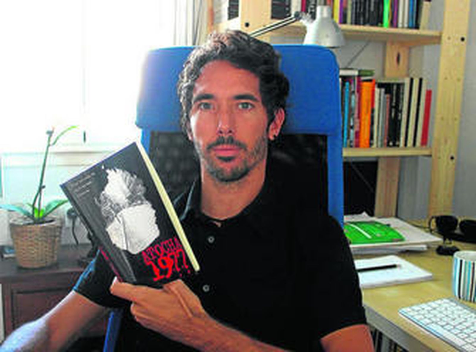 Silvestre García posa con un volumen de su novela.