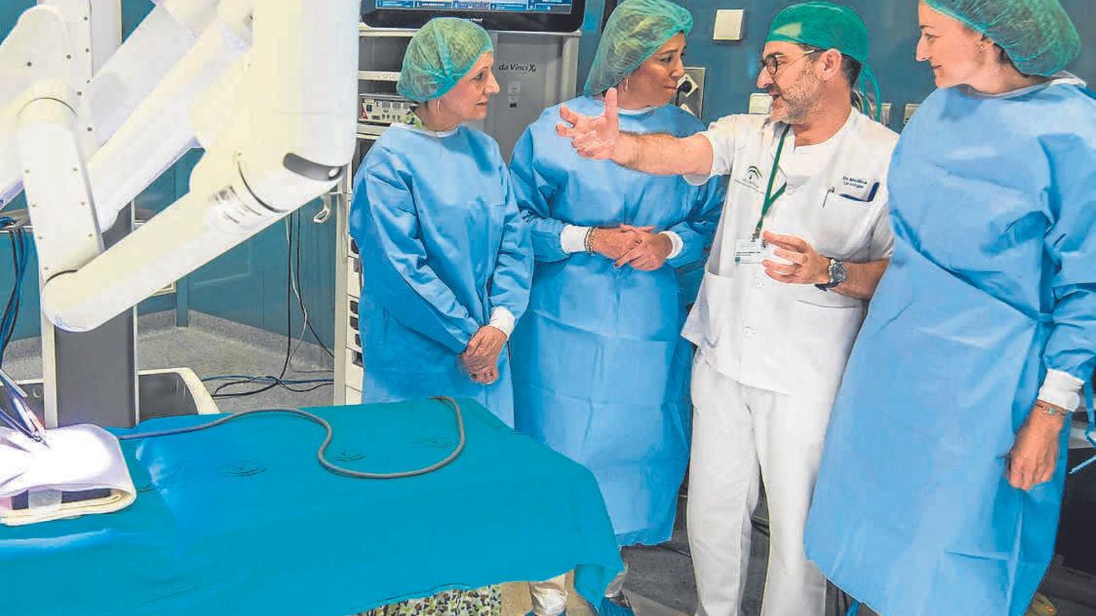 Susana Díaz junto a Marina Álvarez, Rafael Medina y Nieves Romero en la sala del Da Vinci.