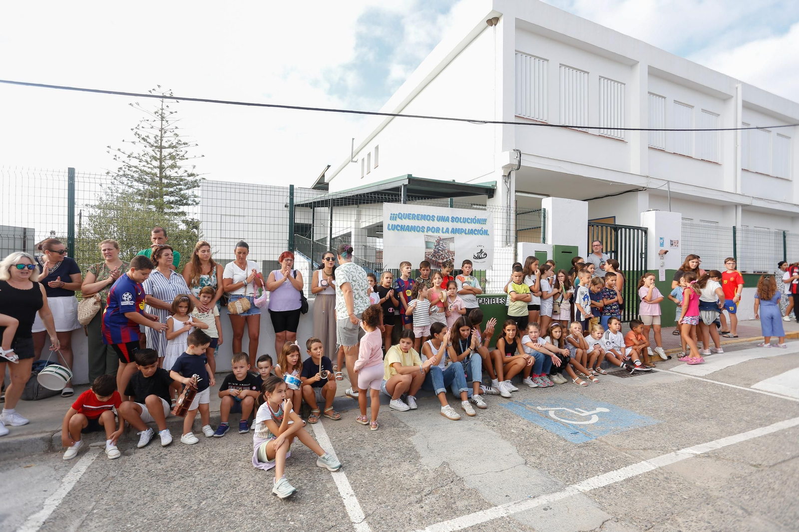 Manifestación de los alumnos y las familias del CEIP Aljibe de Jimena, en imágenes