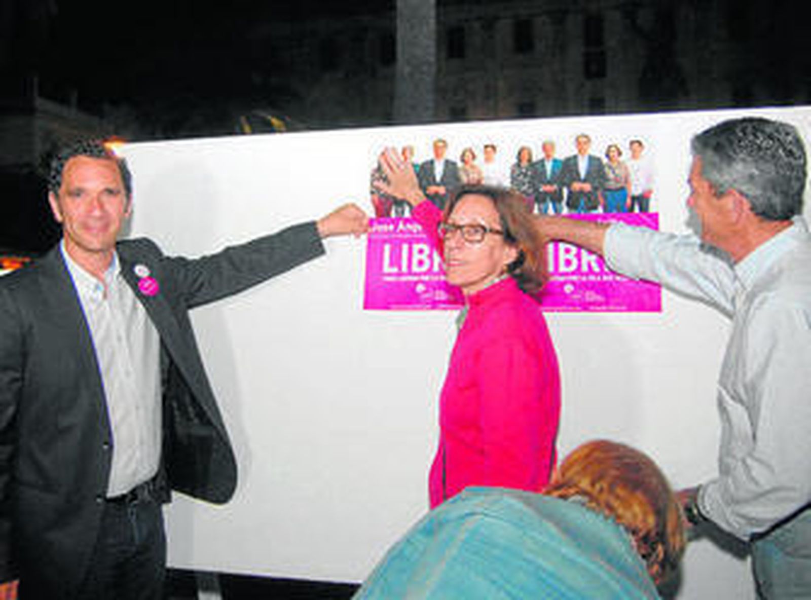 José Ángel Expósito y José Salazar (a la derecha) en la pegada de carteles.