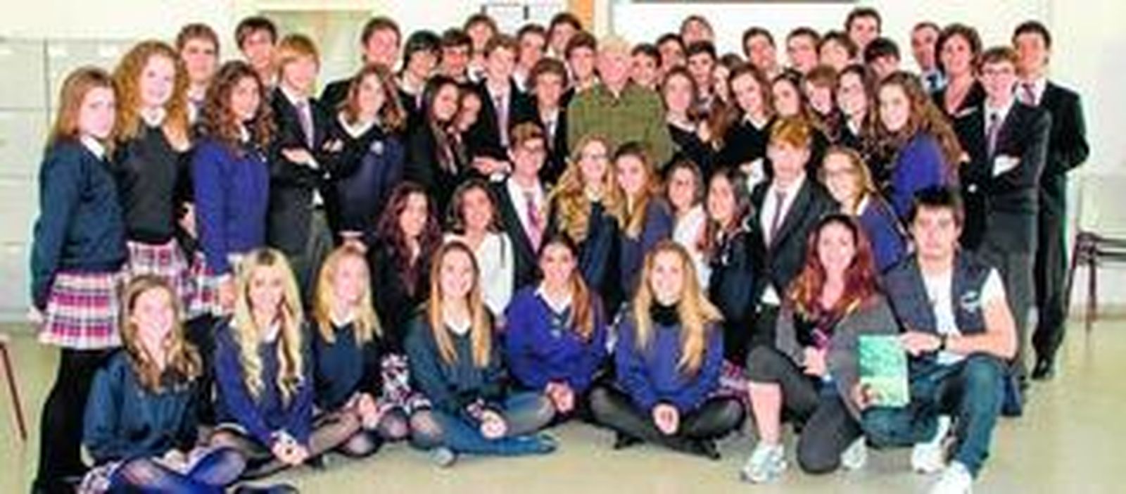 Foto de familia de alumnos, antiguos alumnos y profesores, con el director Ric O'Barry al terminar de visionar el documental.