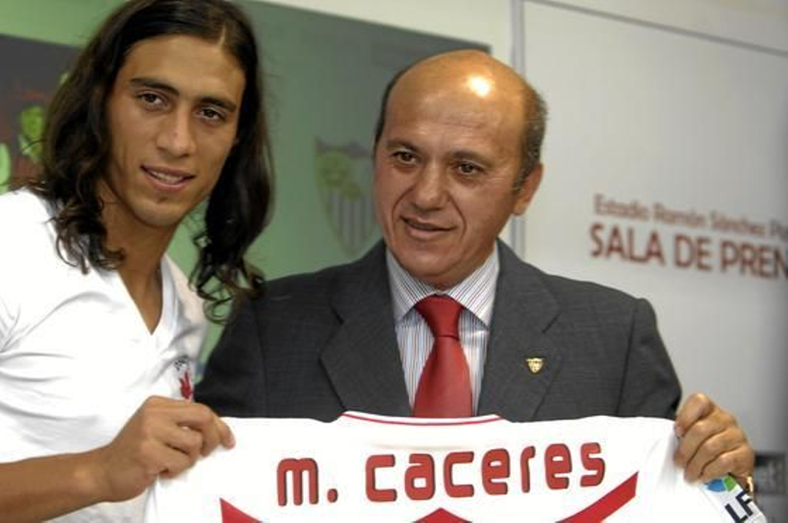 José María del Nido junto a Martín Cáceres durante su presentación.  Foto: Manuel Gómez
