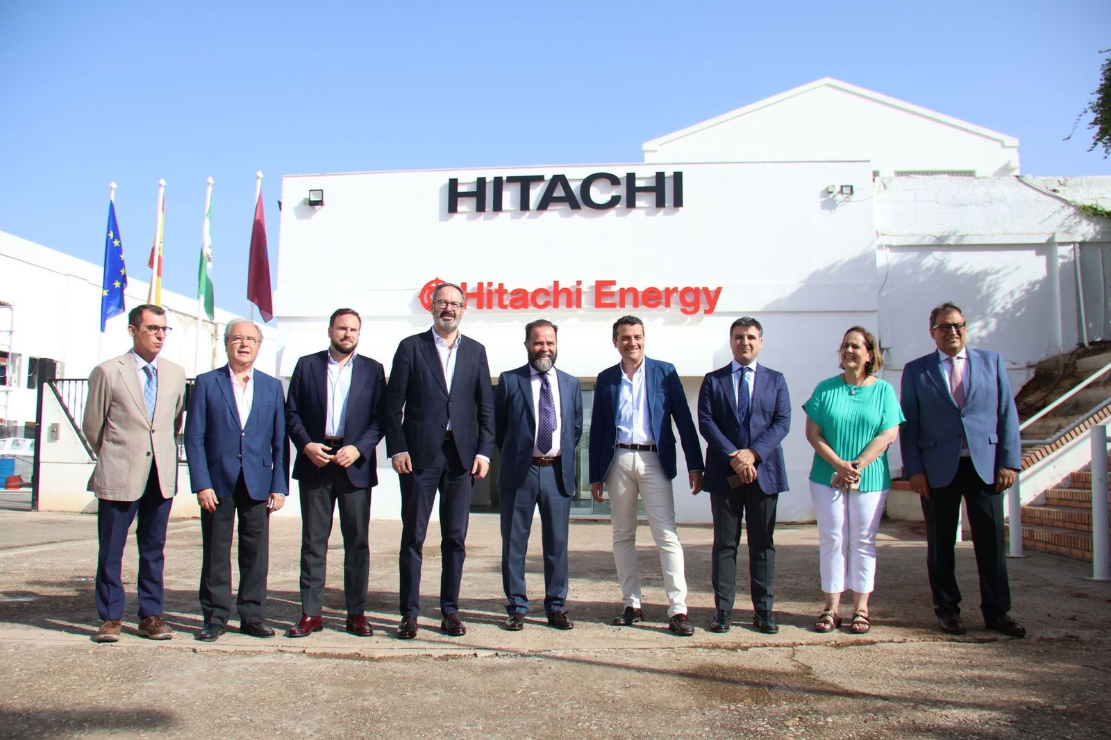 Visita del alcalde a las instalaciones de Hitachi en Córdoba.