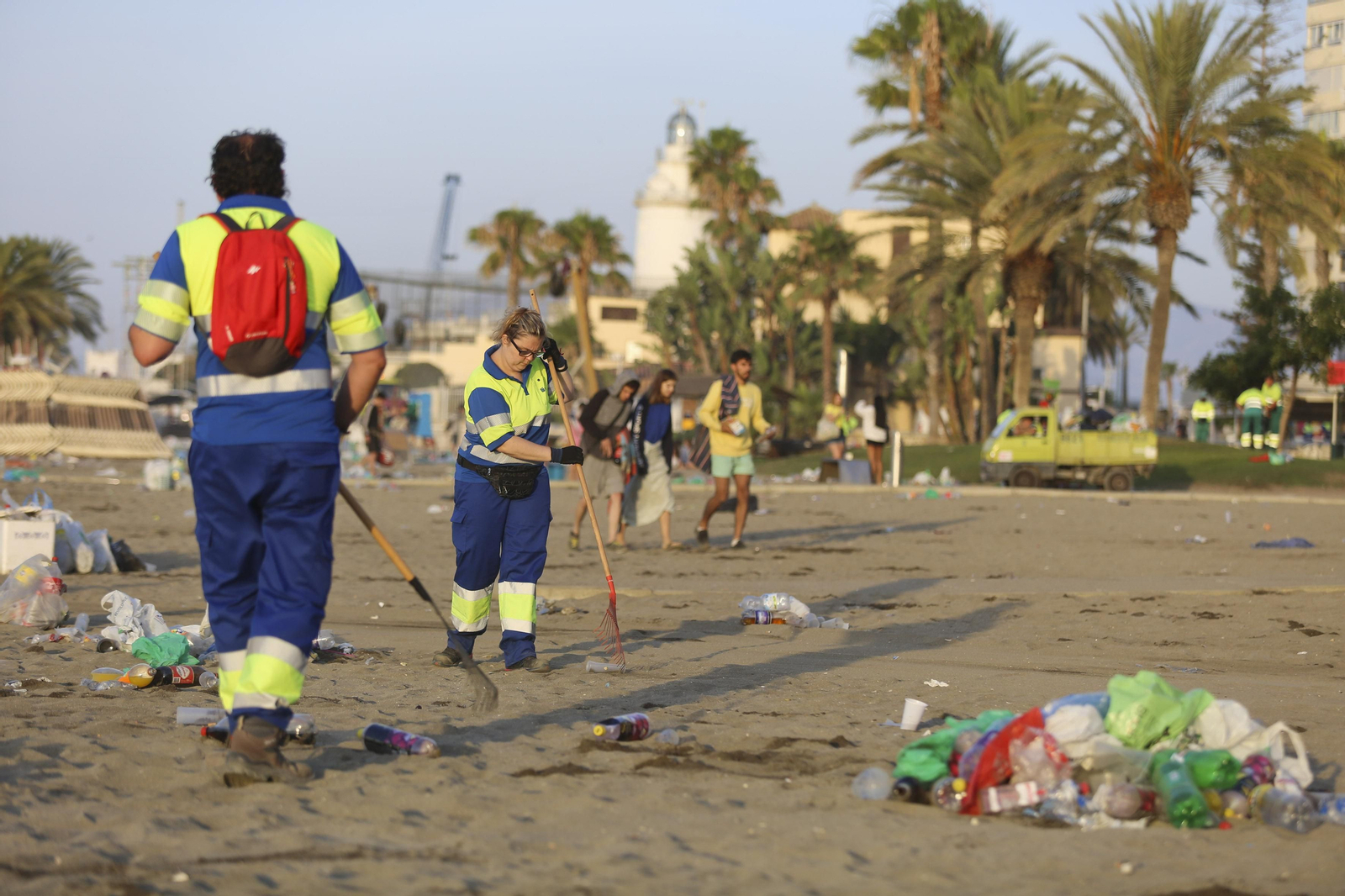 Las fotos de la basura en las playas de Málaga tras San Juan