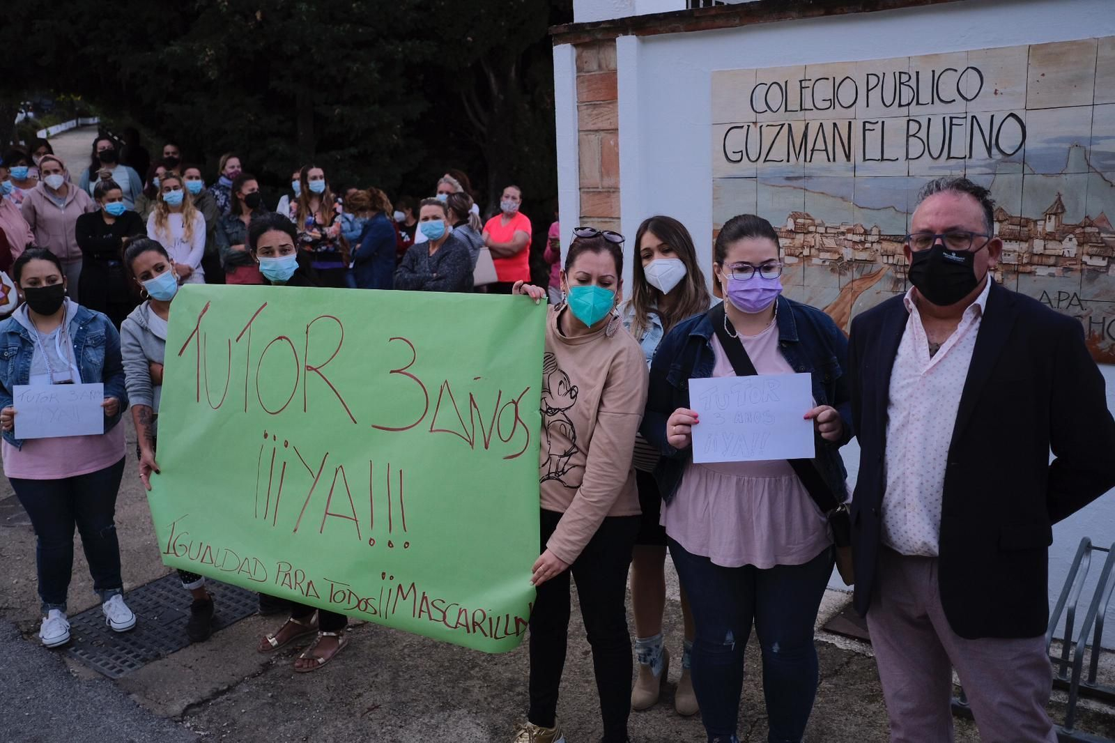 Protesta de Padres de Gaucín que piden cambiar un profesor por no usar mascarilla