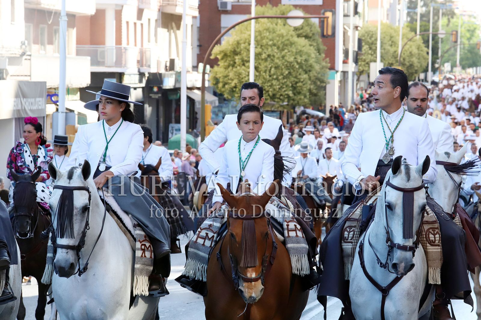 Imágenes de ambiente en la salida de la Hermandad de Huelva