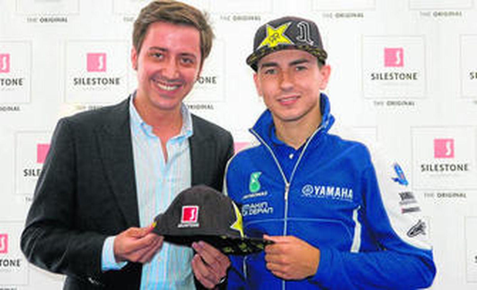 Eduardo Martínez-Cosentino, director comercial de Grupo Cosentino, y el piloto Jorge Lorenzo.