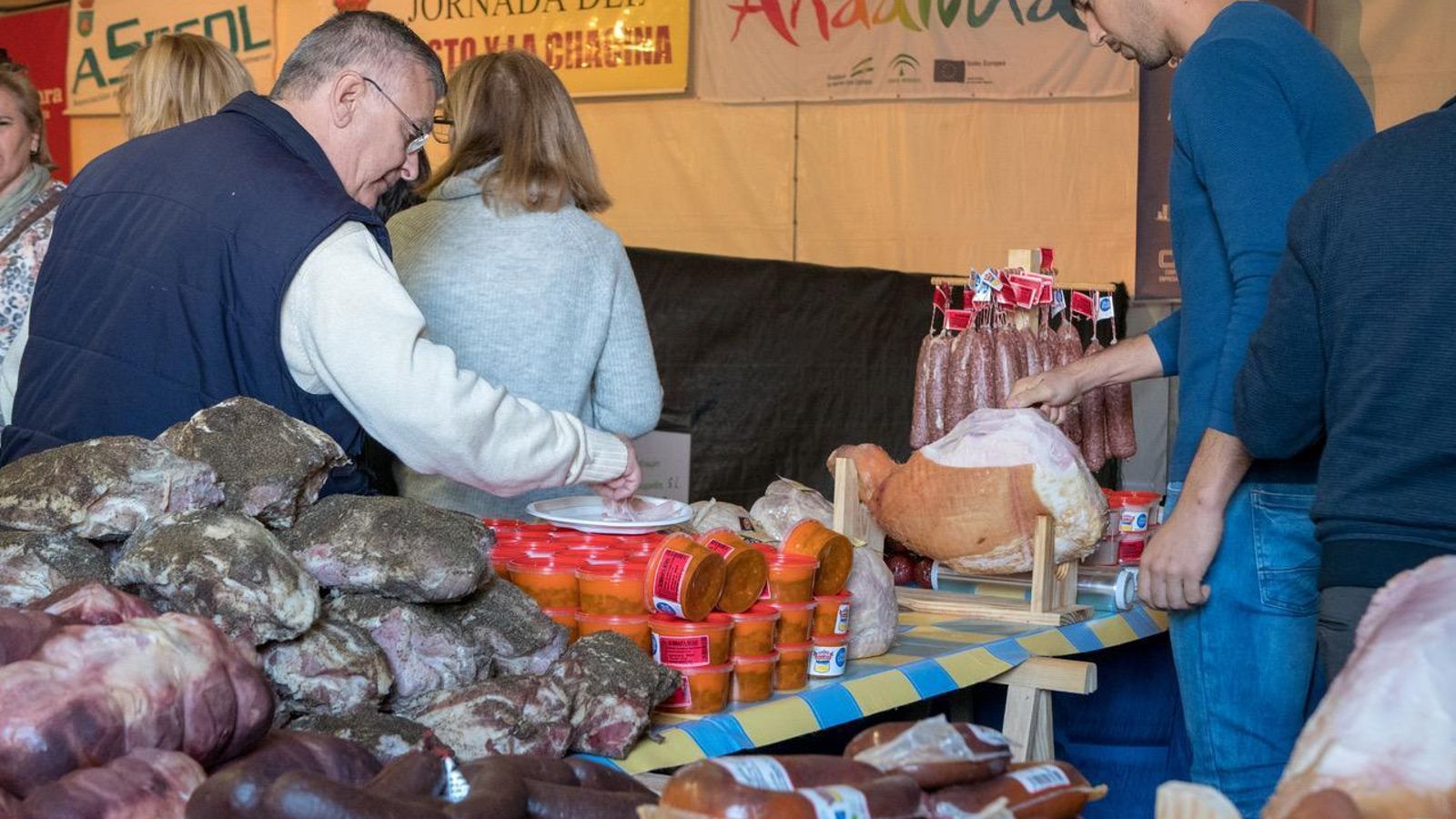 Uno de los expositores donde se podían comprar embutidos.