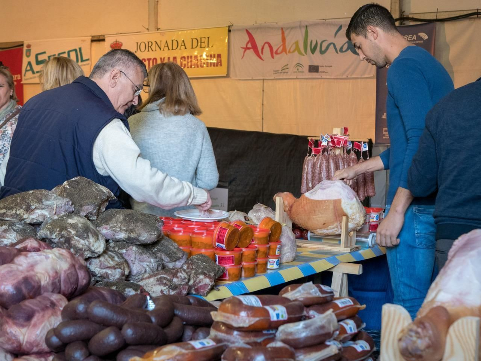 Uno de los expositores donde se podían comprar embutidos.