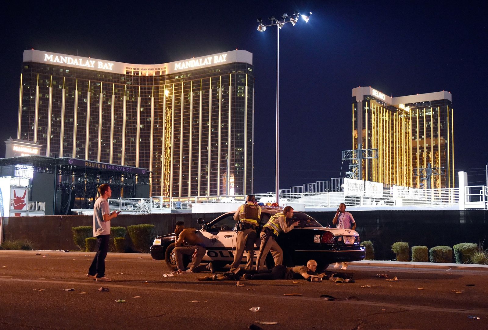 Foto de David Becker, ganador del primer premio de la categoría 'Spot News - Stories'. La foto muestra a miembros de la policía de Las Vegas (EEUU) a las afueras de un concierto luego de que un hombre armado abriera fuego a los asistentes del Festival de Música Country Ruta 91, el 1 de octubre de 2017.