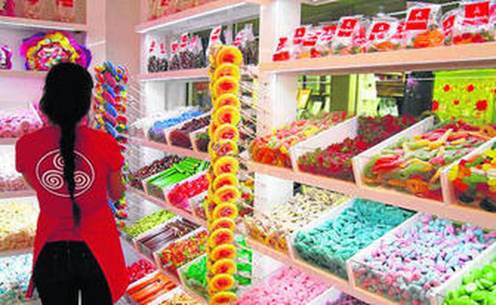 Miles de golosinas se reparten por las estanterías de la tienda.