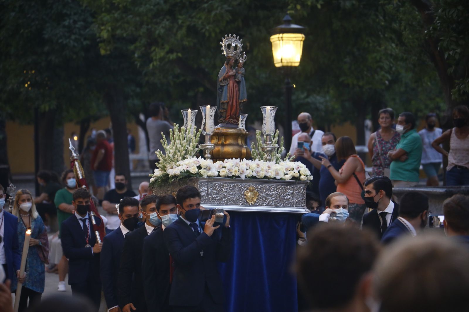 El vía lucis con la Virgen de la Fuensanta en el Patio de los Naranjos, en imágenes