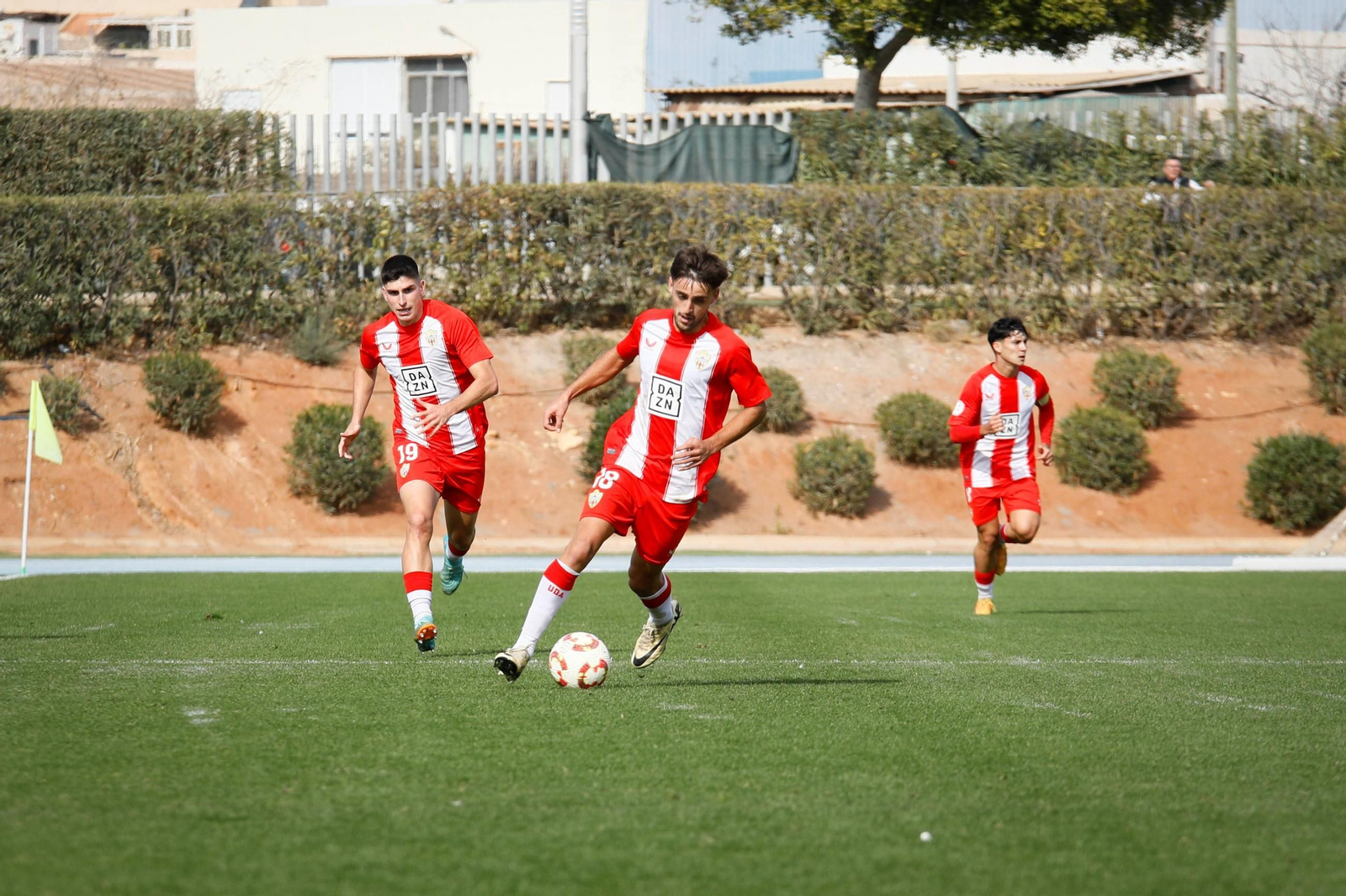 Manu Morillo conduce el balón durante un encuentro disputado la pasada temporada con el Almería B en el Anexo.