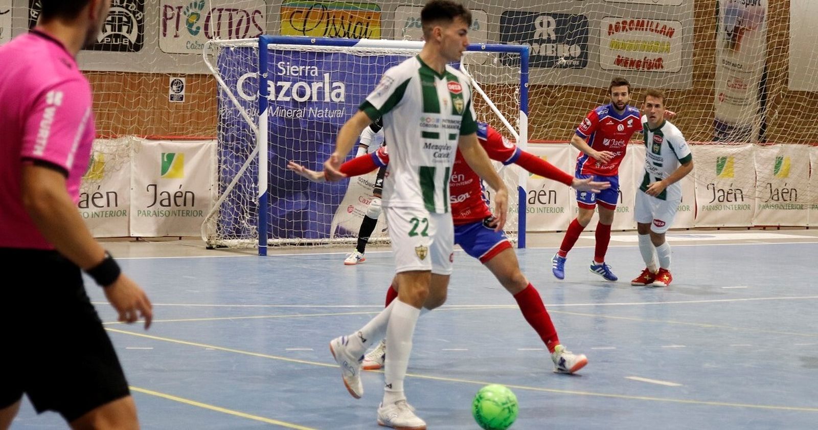 Ricardo Mayor circula el balón ante la intensa defensa del Mengíbar.