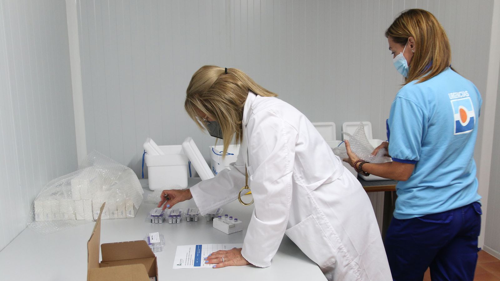 Una celadora recoge uno de los lotes para desplazarlo a los puntos de vacunación