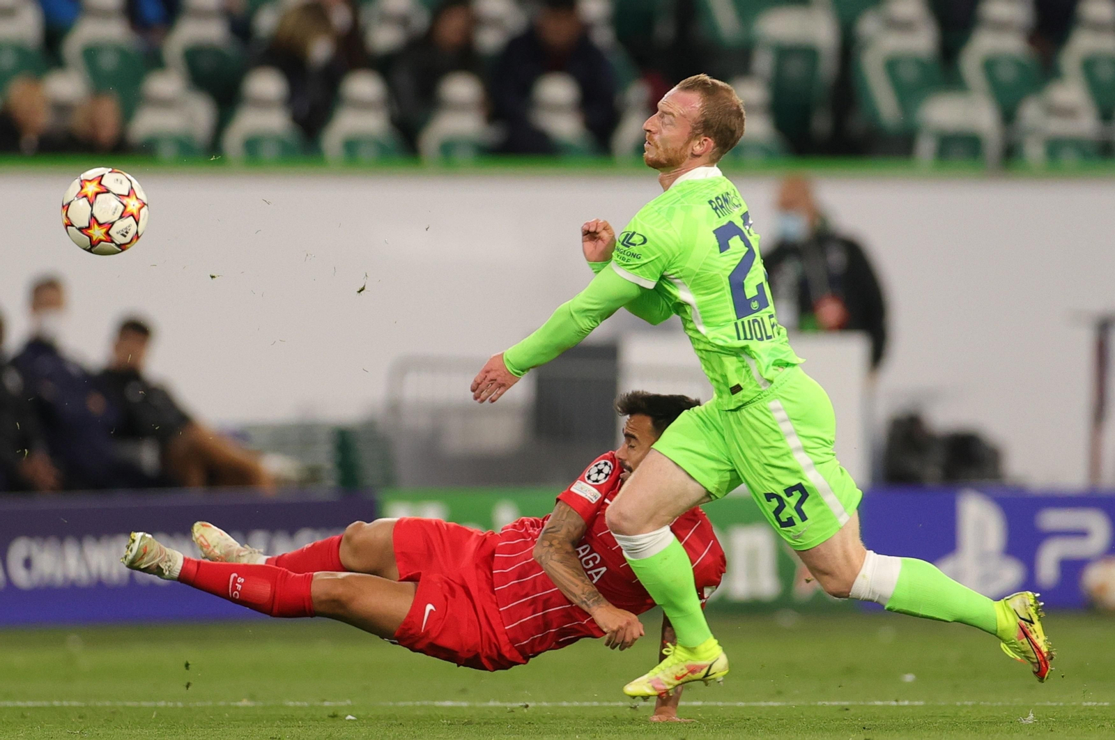 El sevillista Suso cae ante Arnold.