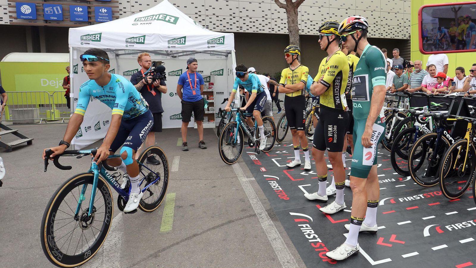Así fue la salida de la Vuelta España desde Carrefour Sur en Jerez