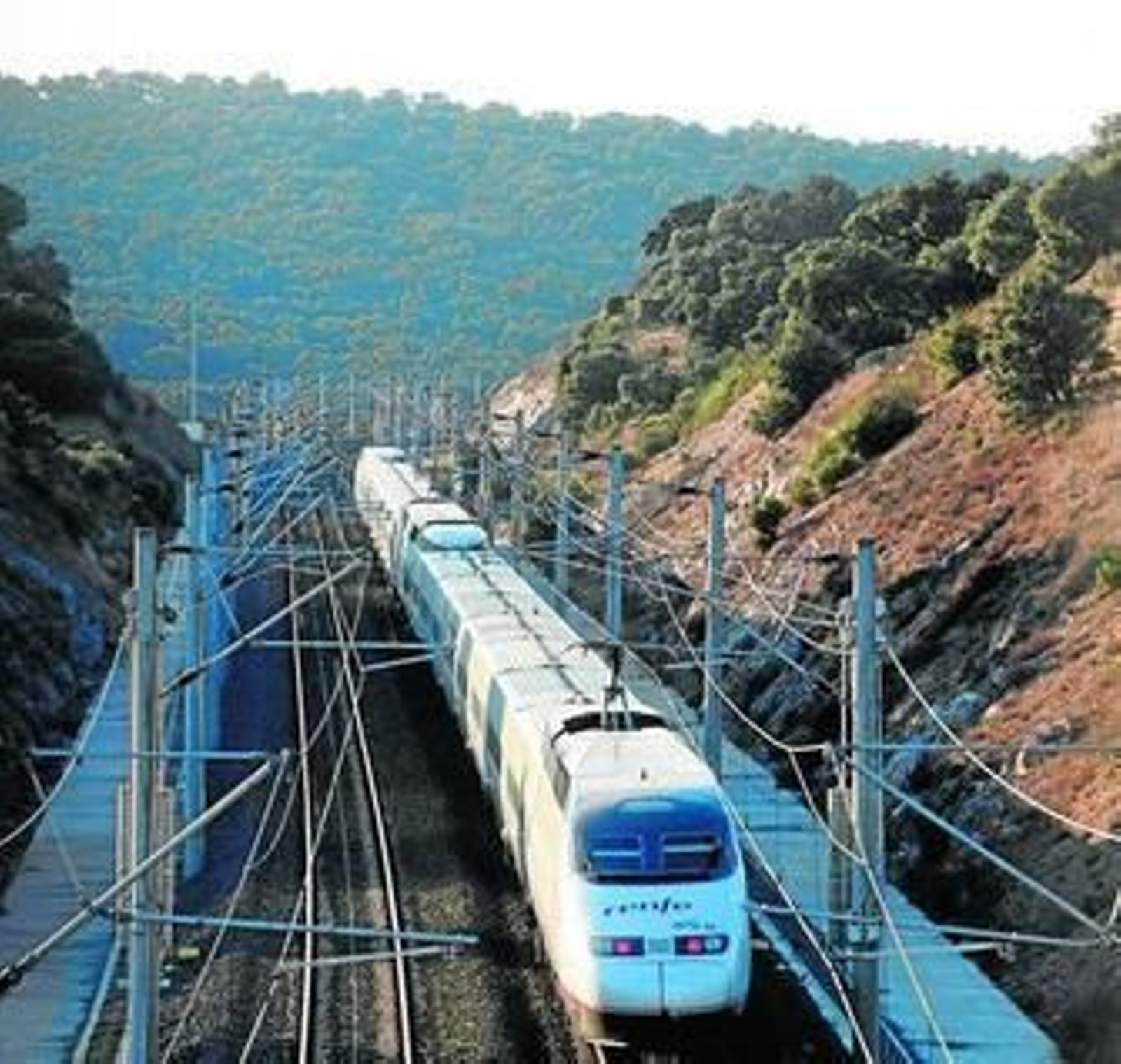 Paso de un tren AVE entre Montoro y Villanueva de Córdoba, en una zona próxima al futuro helipuerto.