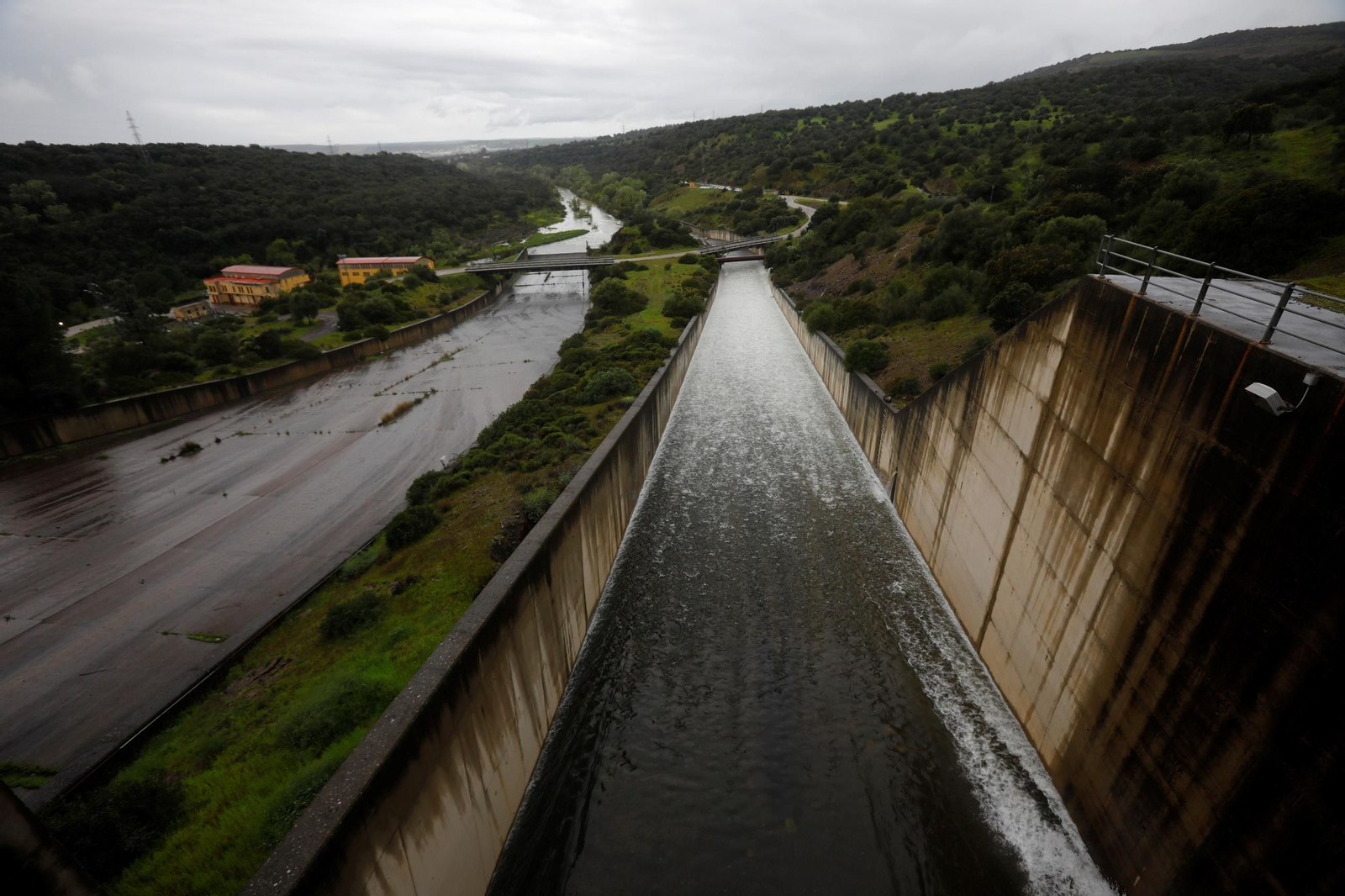 El desembalse del pantano de Navallana, en imágenes