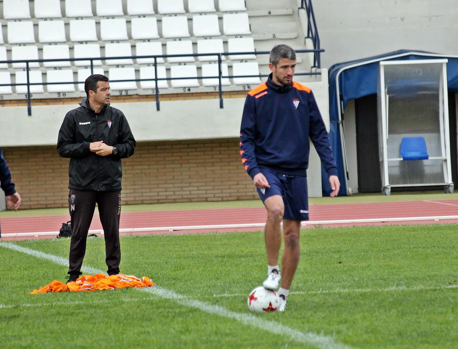 Pau Franch pisa un balón en un entrenamiento del San Fernando.