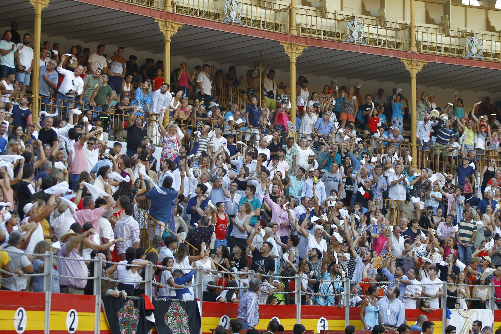 Imágenes del ambiente en la novillada organizada por la Escuela Taurina de Almería