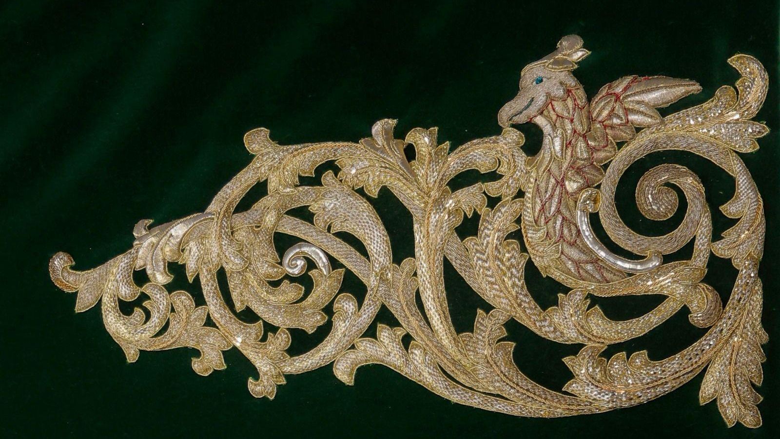 Bordado de uno de los faldones