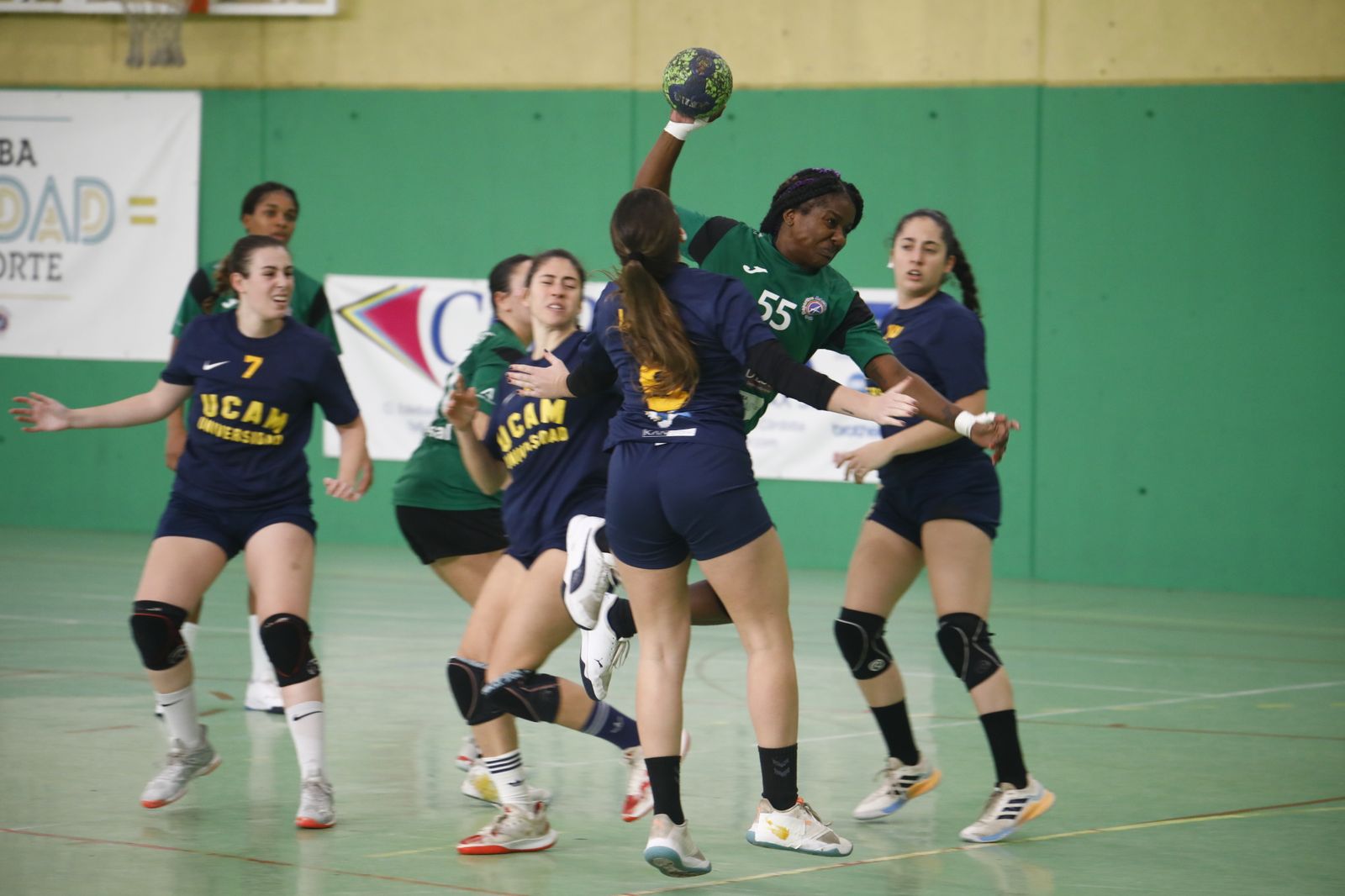 Yarumy Céspedes es presionada por varias rivales.