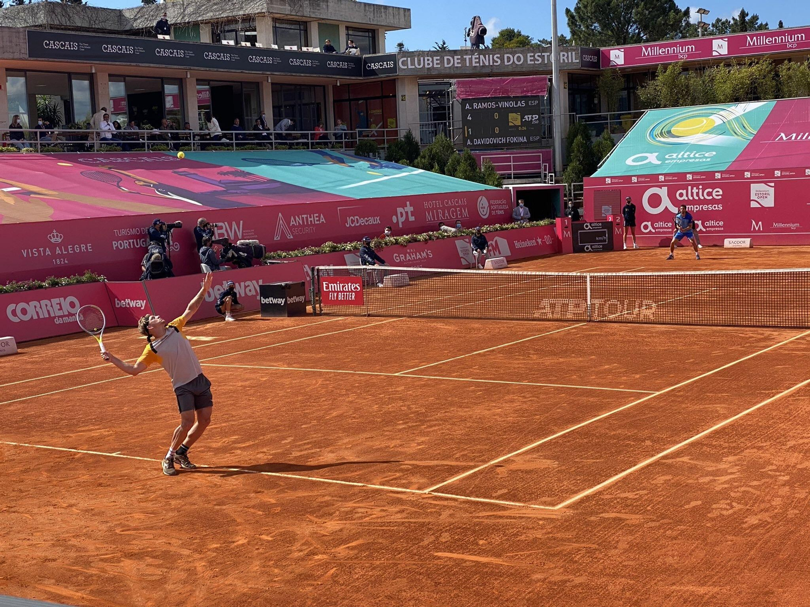 Davidovich, en un saque en un instante del partido.